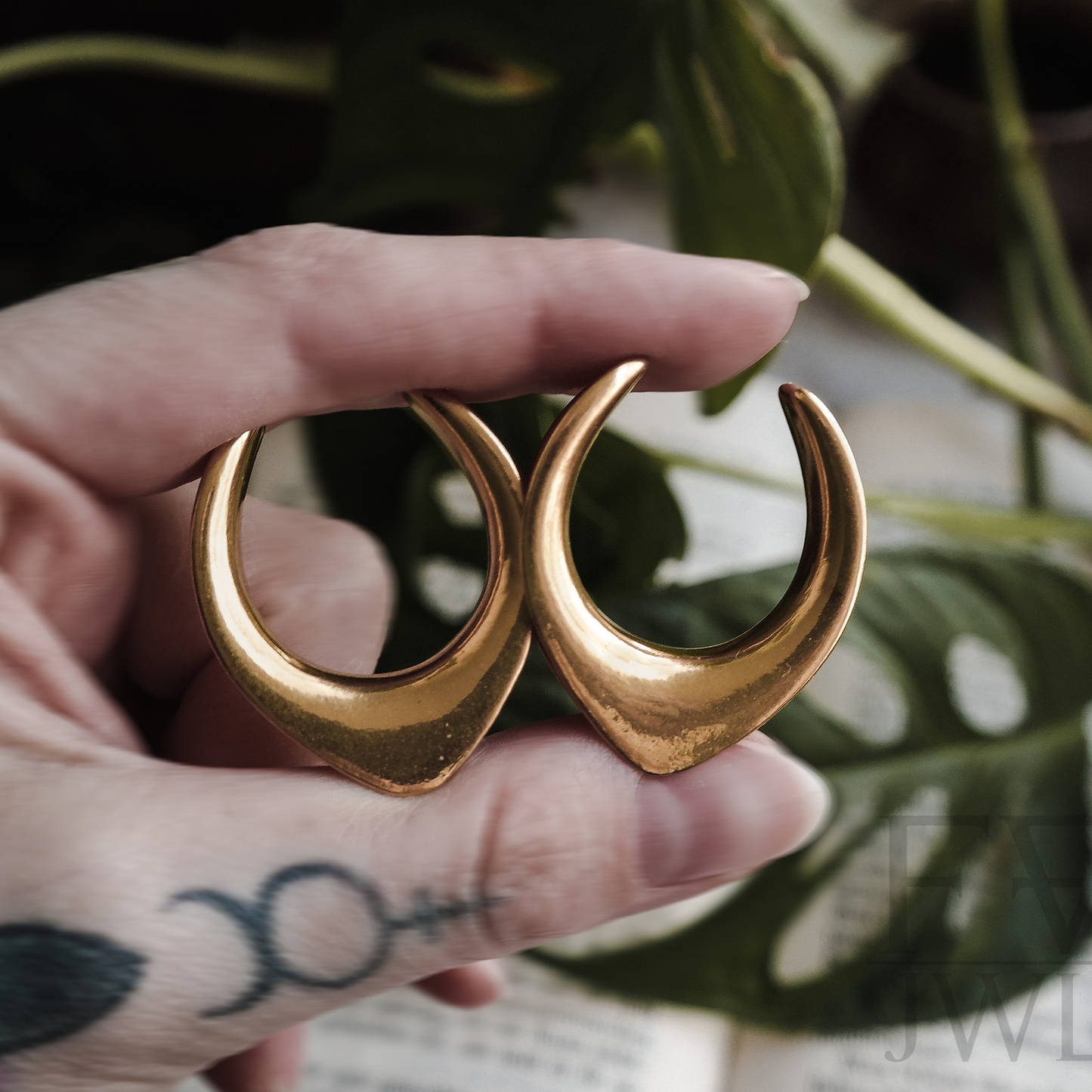 Long V-Shaped Saddle Hangers - Gold